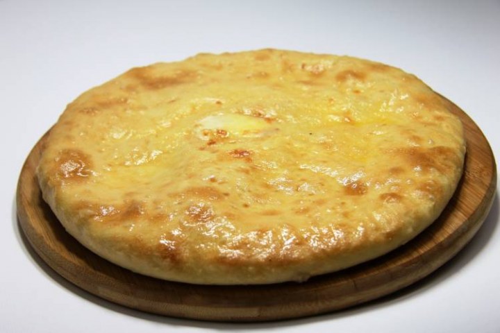 Осетинский пирог с ветчиной и сыром